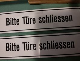 2 Stk. "Bitte Türe schliessen" Schilder, neu