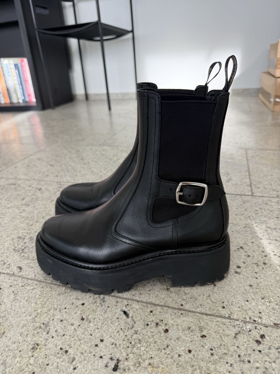 Celine Damenschuhe: Celine black chelsea boots 37.5 – Gebraucht aus Meilen von tan_v628 3