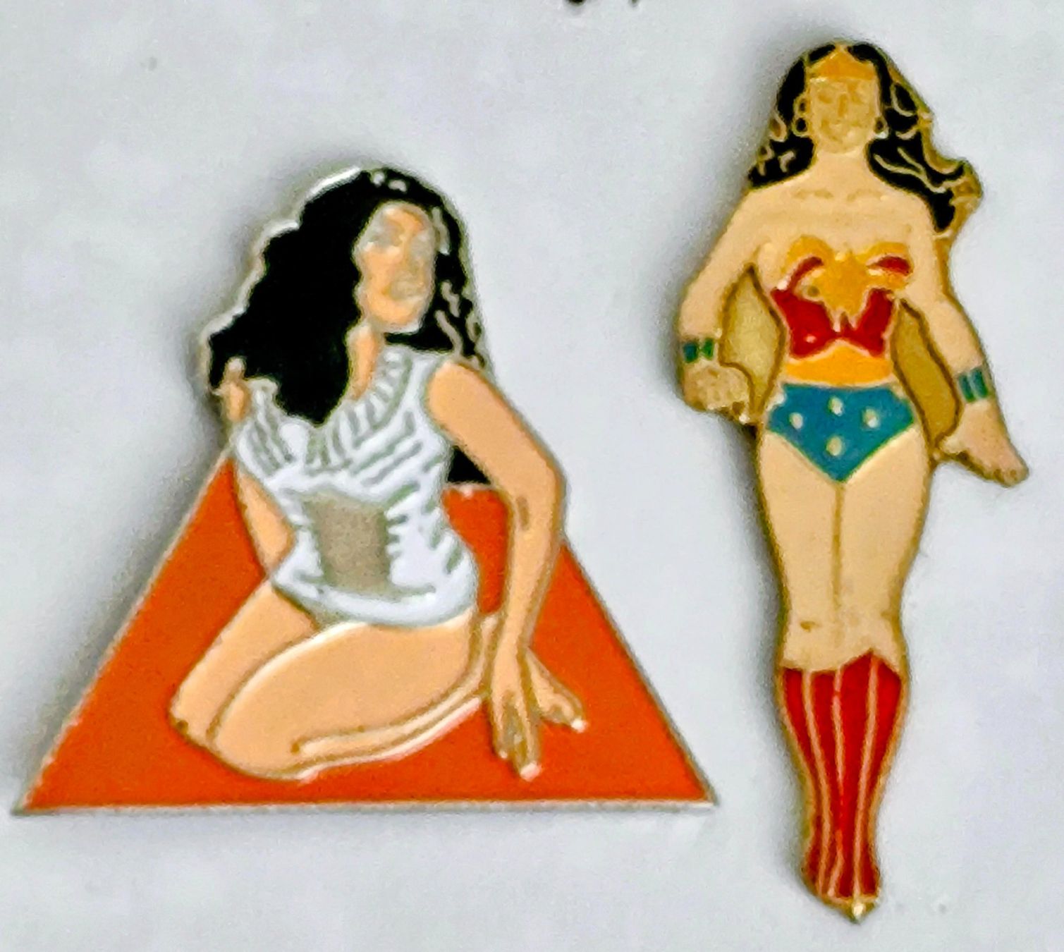 Plaketten & Abzeichen: 2 Pin Girls – Gebraucht aus Pfäffikon ZH von Colacity