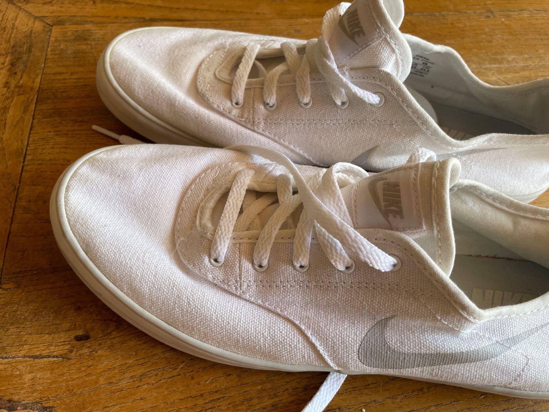 Nike Scarpe da donna: Nike Stoff Sneaker weiss Gr. 38,5 – Usato da Münsingen venduto da Secondhand89