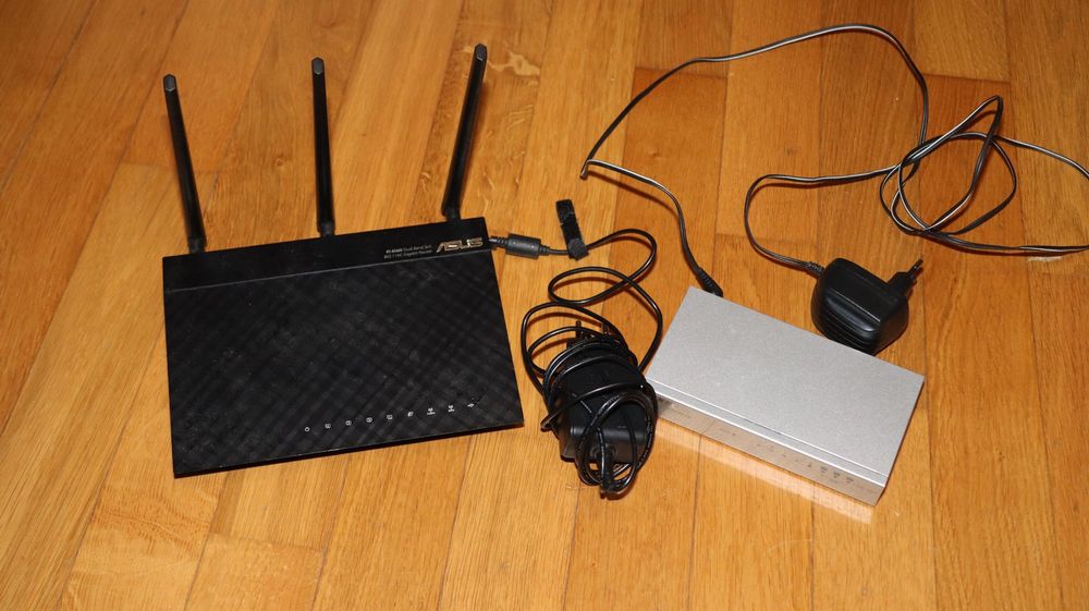 Asus Gigabit Router und ZyXEL Netzwerkswitch 8-fach (Gebraucht) in ...