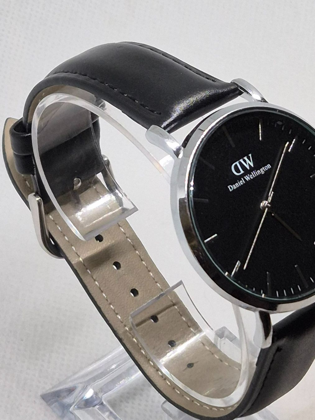 Daniel Wellington Orologi: Daniel Wellington schwarze Uhr, elegant und modern – Usato da Losone venduto da bal_gfp6 4