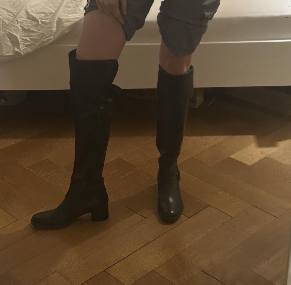 Scarpe da donna: Black leather knee high boots – Usato da Pully venduto da car_rwv6 6
