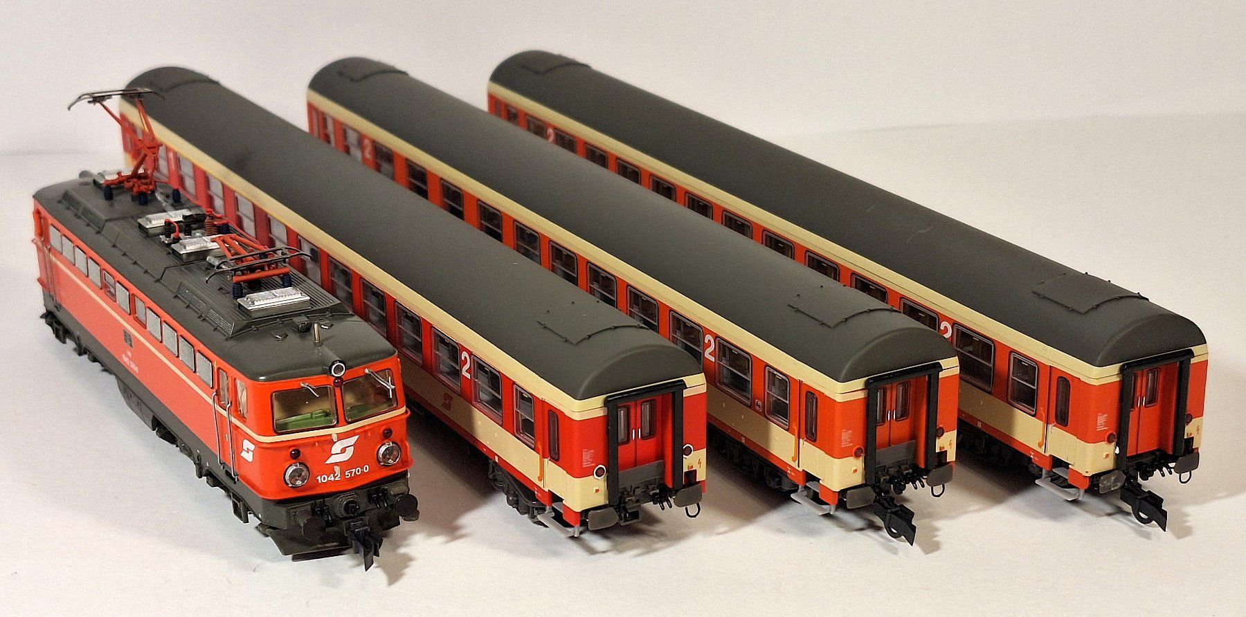 Roco Modellini di ferrovie: ÖBB 1042 mit Abteilwagen – Usato da Bern venduto da BahnliebhaberRe420 6