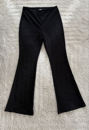 Pantalon noir H&M, taille M, parfait pour l'automne!