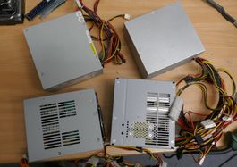 Vier alte PC Netzteile