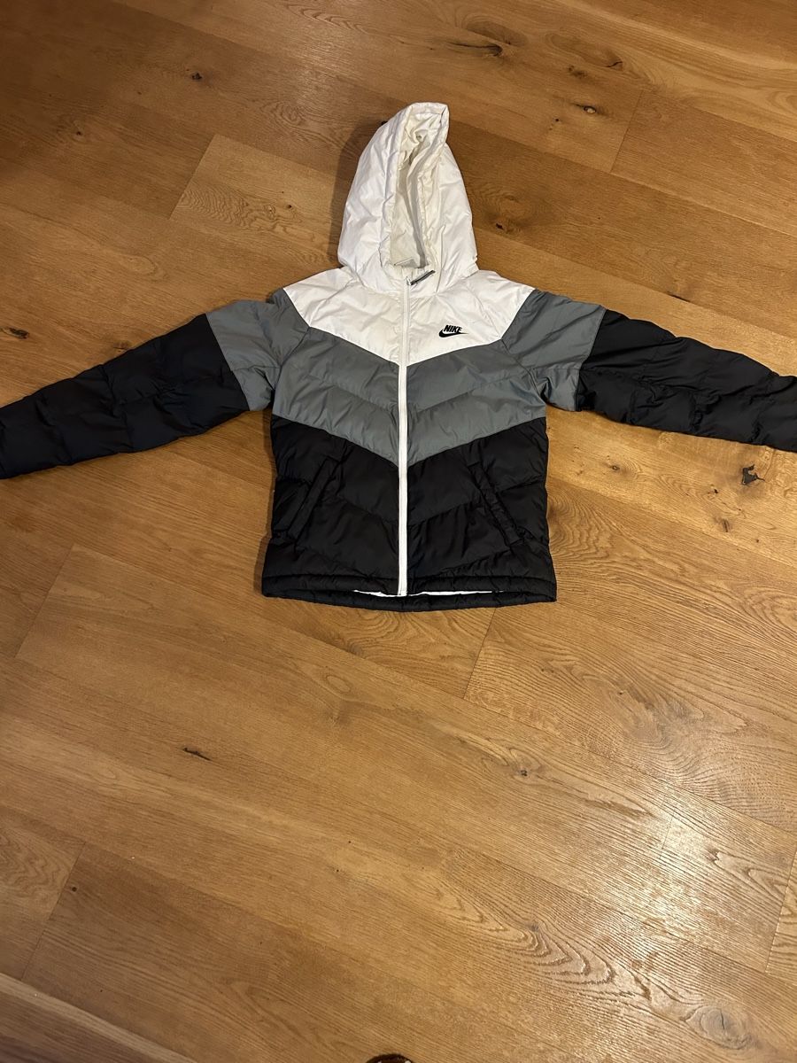Giacche & Cappotti: Nike Outdoor Jacke – Usato da Kirchberg SG venduto da irirob