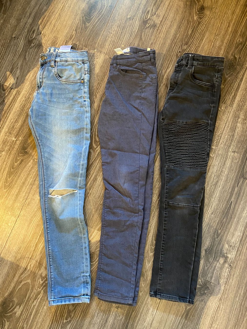 Lotti & Set di vestiti: lot pantalons jean's 152 – Usato da Chermignon-Bas venduto da mioumiou35