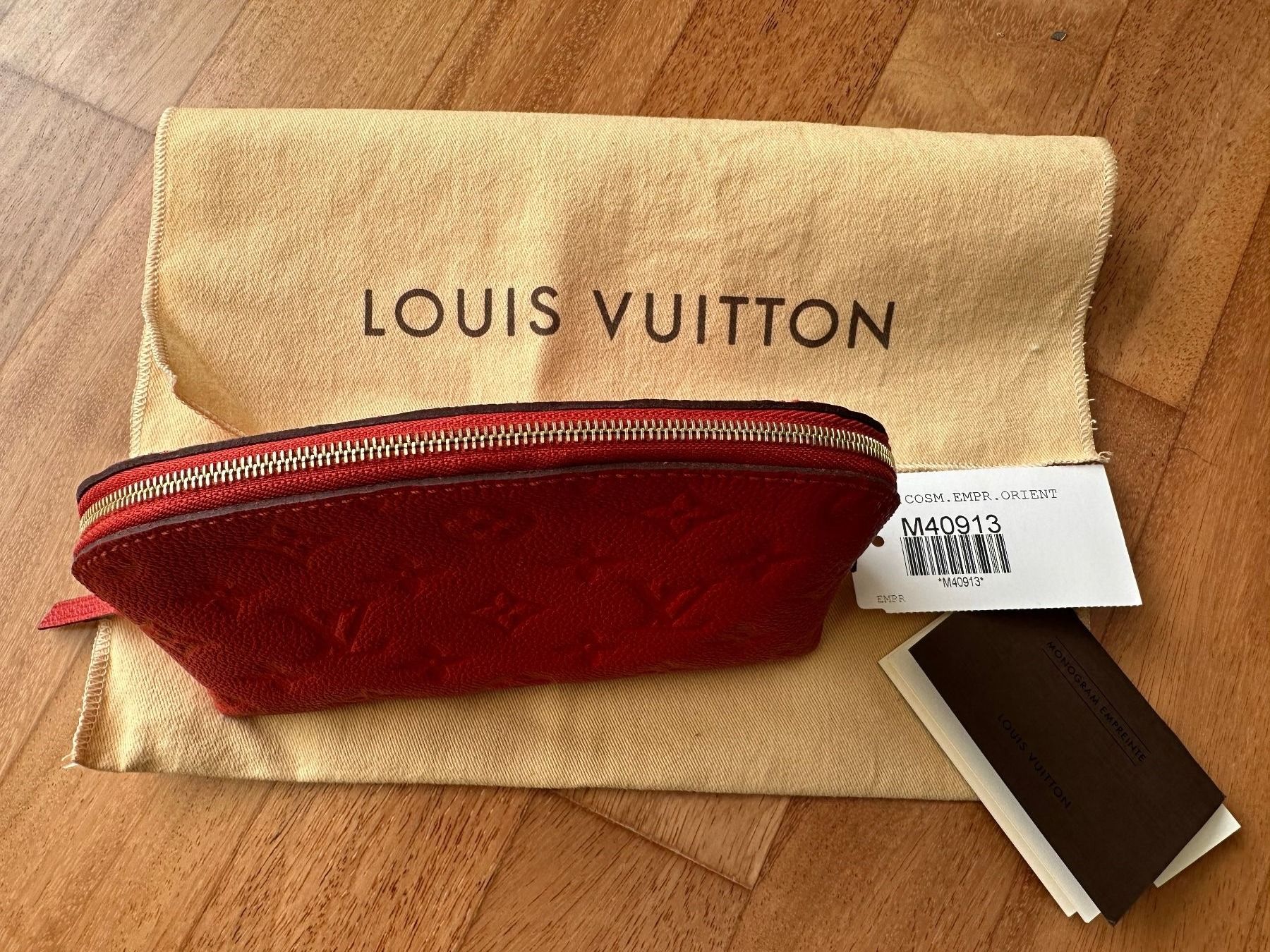 Louis Vuitton Custodie per cosmetici: Louis Vuitton Kosmetiktasche PM Orient Empreinte Rot – Usato da Muri AG venduto da engelsherzli 1
