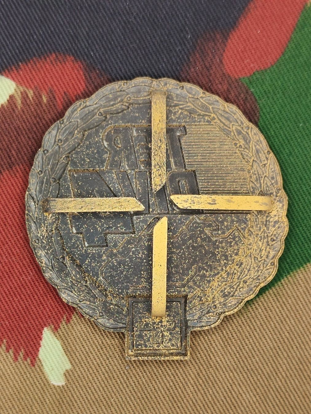 Schweizer Armee Plaketten & Abzeichen: Béretemblem Territorialdivision 4 Goldkranz, Variante 3 – Gebraucht aus Bauma von SwissMilitaria 1