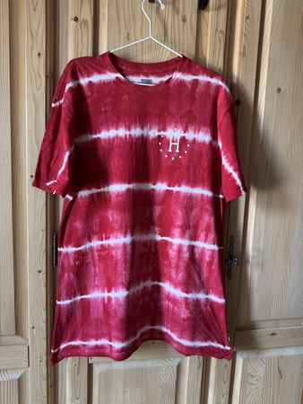 Rotes HUF T-Shirt im Batik-Look, Grösse L