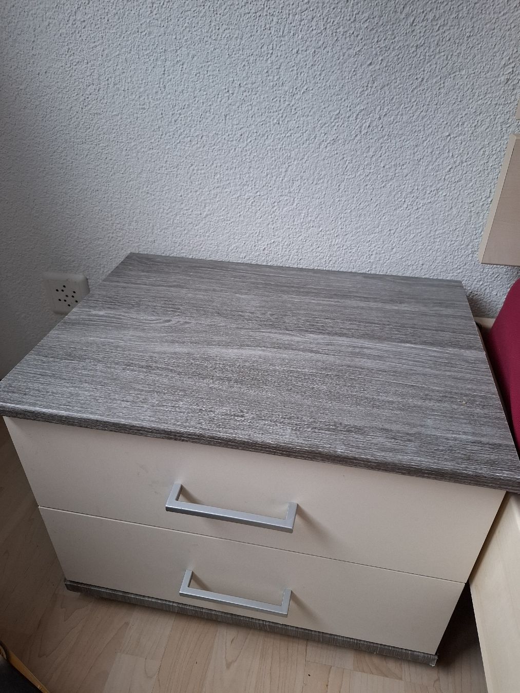 Comodini: Nachtkästchen 2 Schubladen grau/weiss – Usato da Oberhelfenschwil venduto da Buffy1980