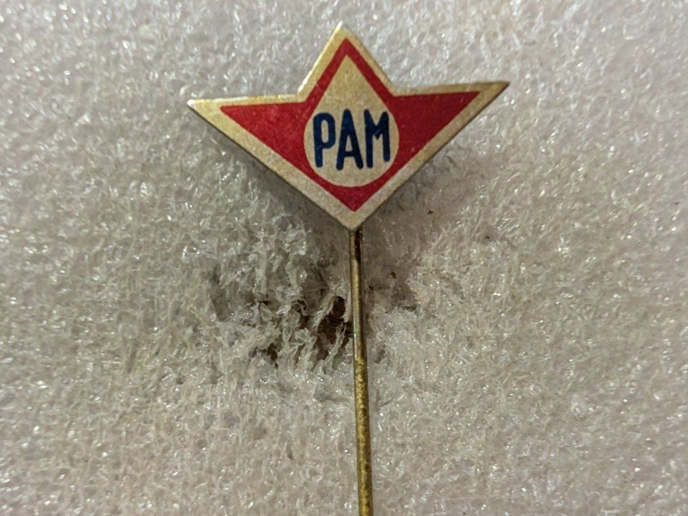 Placchette & Badge: Anstecknadel 39: Pam – Usato da Oppligen venduto da Pin-Fall-Shop