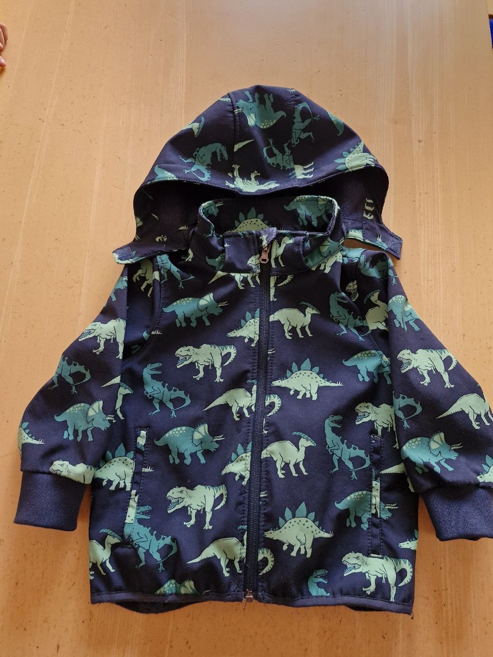 H&M Giacche & Cappotti: Jacke dunkel blau mit Dino Gr.98 – Usato da Disentis/Mustér venduto da epa_862v