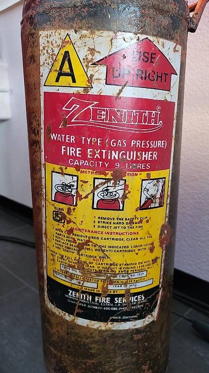 Lampade: Antiker Feuerlöscher, umgebaut in eine Steh-oder Wandleuchte – Usato da Grenchen venduto da Bosso62 1
