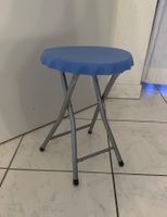 Spezieller Hocker im typischen ‘Alessi Blau- und Style’