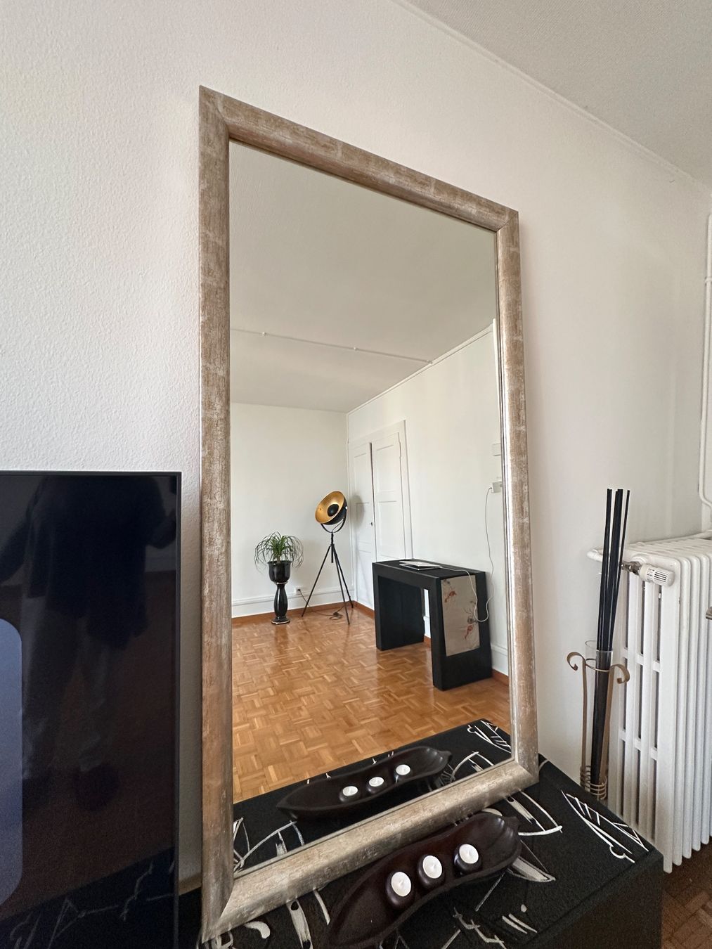 Pfister Specchi: Large Silver Modern Mirror Abstract – Usato da Zürich venduto da Souljunic 1