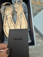 Prada sandali sono 