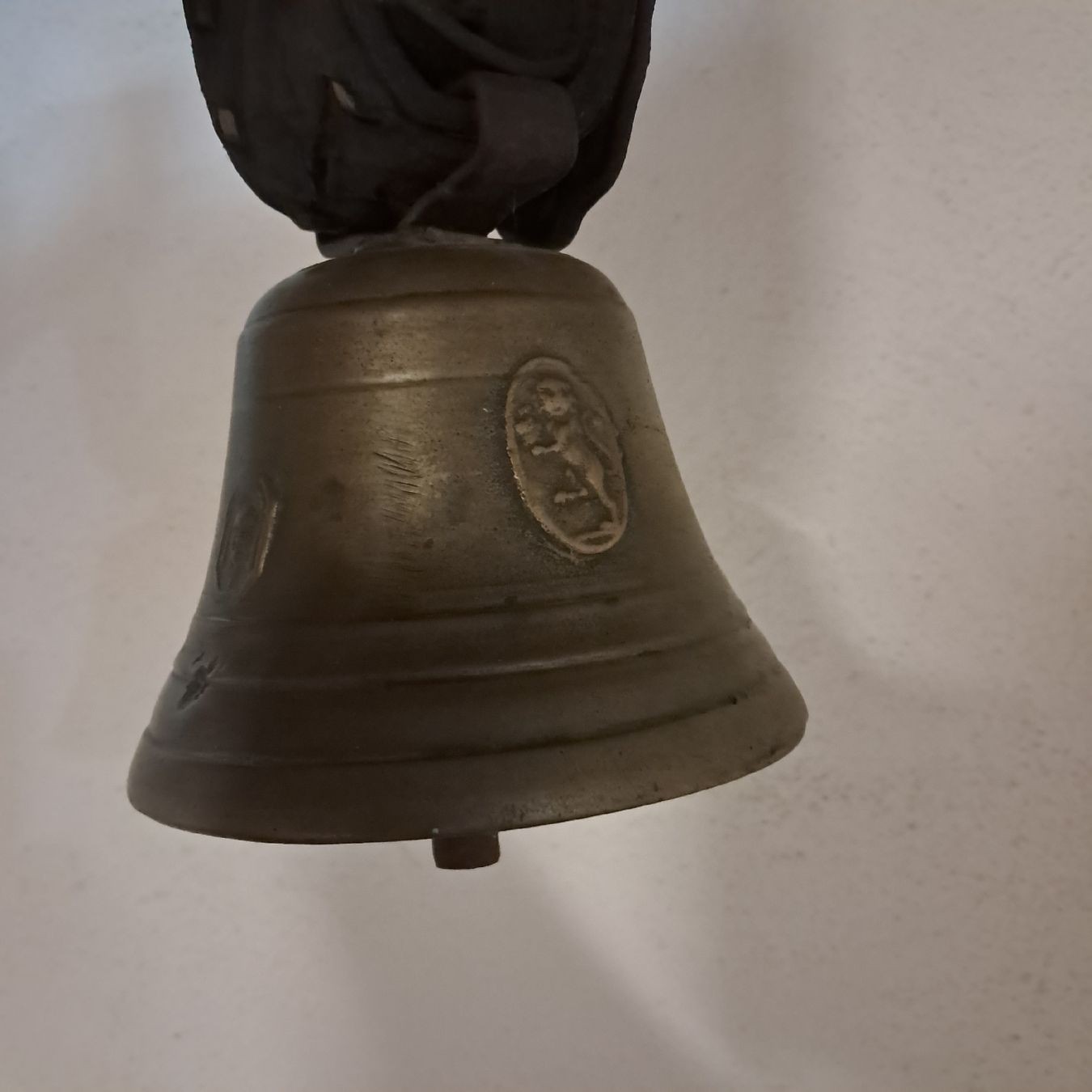 Cloches & sonnailles: ANTIKE Kleine Glocke ab 2Fr.  – D'occasion à Murten par SHETHOF 6