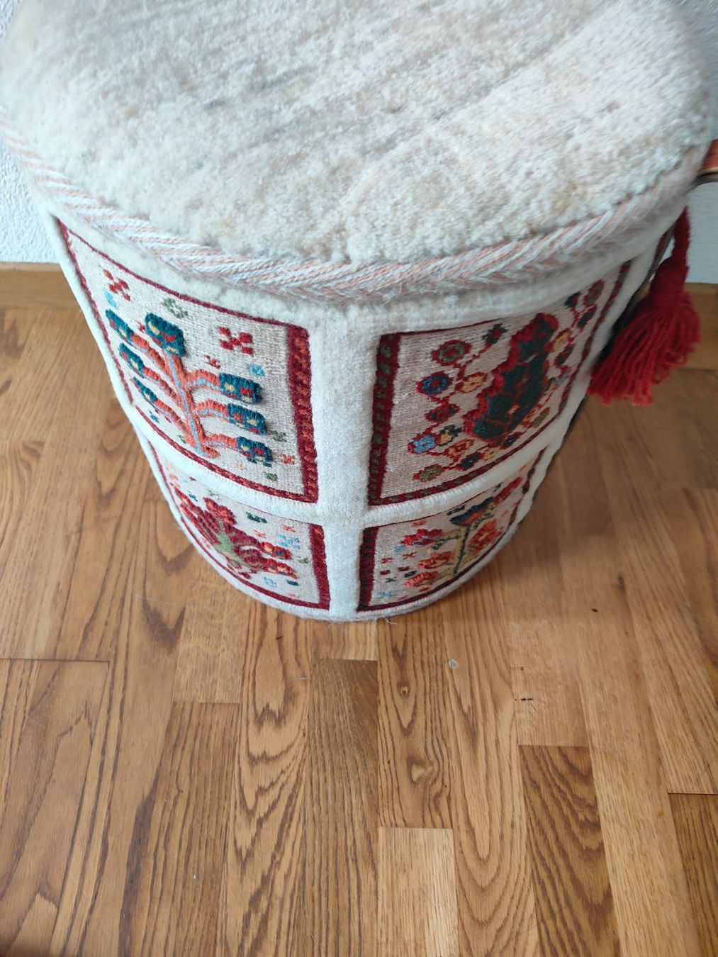 Hocker: Vintage Hocker / Sitzhocker mit Teppichmuster, Top Zustand! – Gebraucht aus Olten von Mezopotamya 2