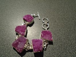 Armband silberfarbig, Steine violett, aufgeraut