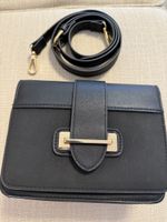 Schicke Handtasche in Schwarz mit goldenem Detail!
