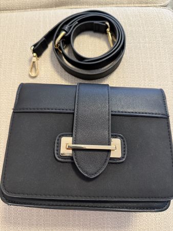 Schicke Handtasche in Schwarz mit goldenem Detail!