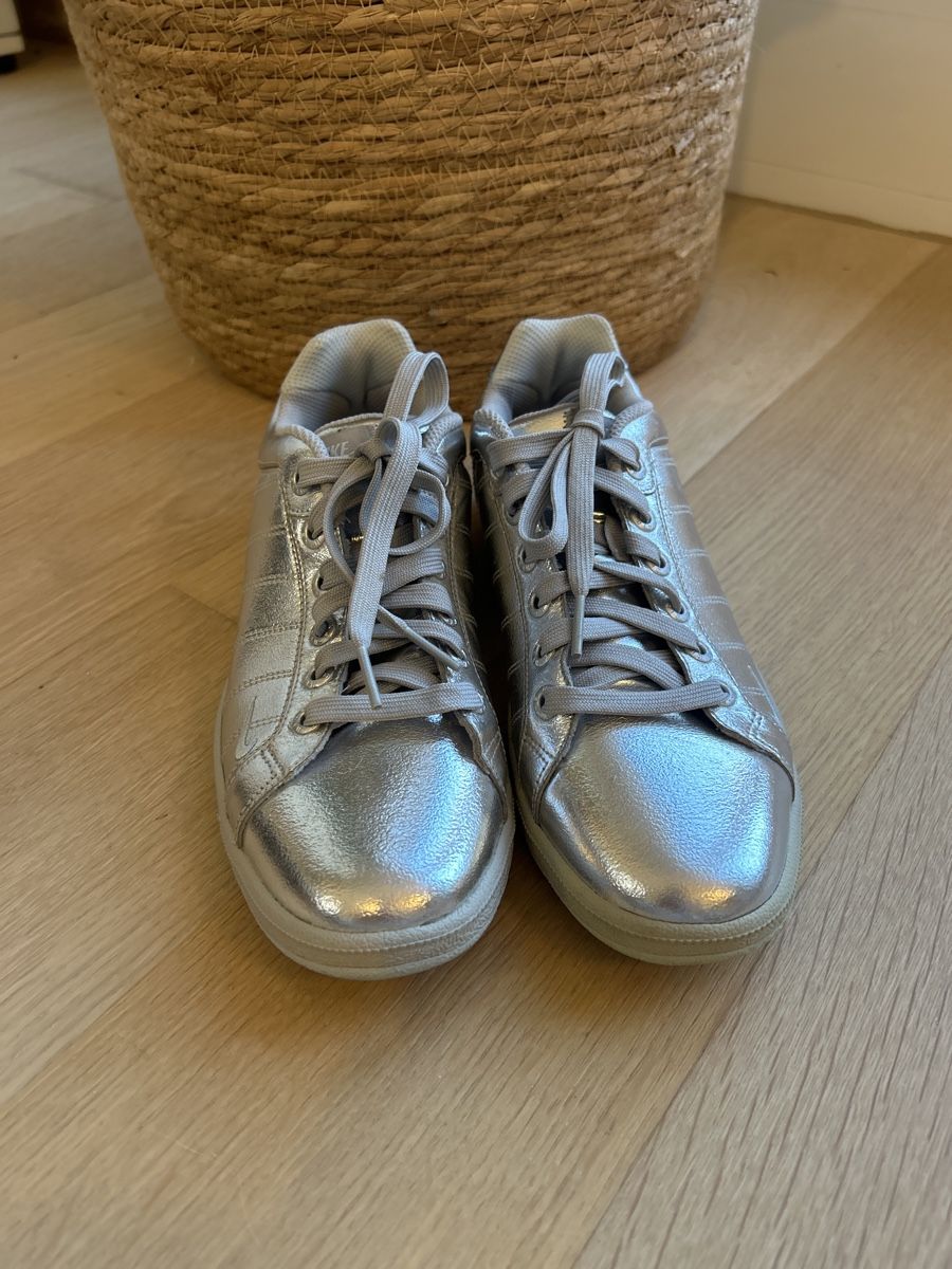 Nike Scarpe da donna: Silberne Nike Sneaker ca. Gr. 37.5 – Usato da Basel venduto da LeoLou11 1