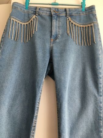 Coole blaue Jeans mit Strass-Steinen