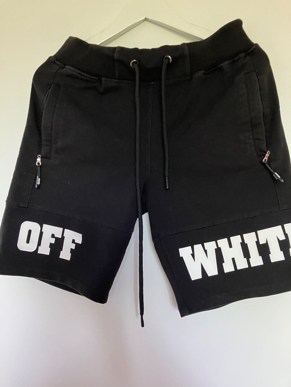 Off-White Pantaloni: Off-white Shorts – Usato da Huttwil venduto da Badi369