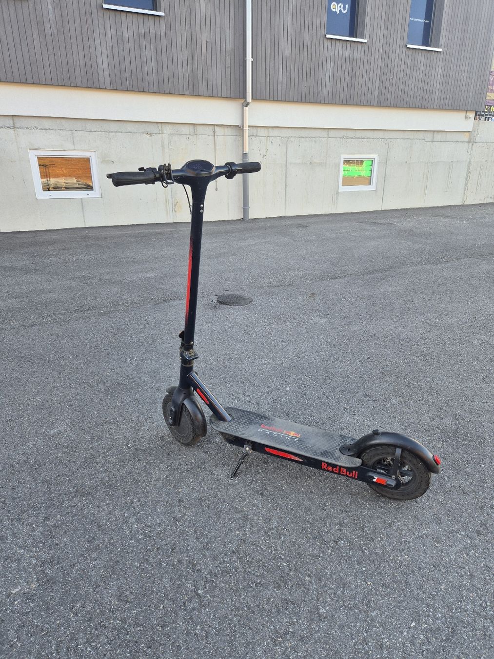 Scooter: Red Bull Racing Elektroscooter E-Trottimit Ladegerät – Usato da Pieterlen venduto da Vane_ssa_92 6