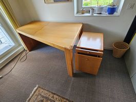Pult in Trapezform inkl. Korpus mit Schublade & Auszug