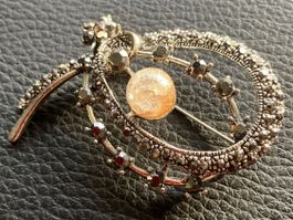 Broche vintage  avec détails scintillants!