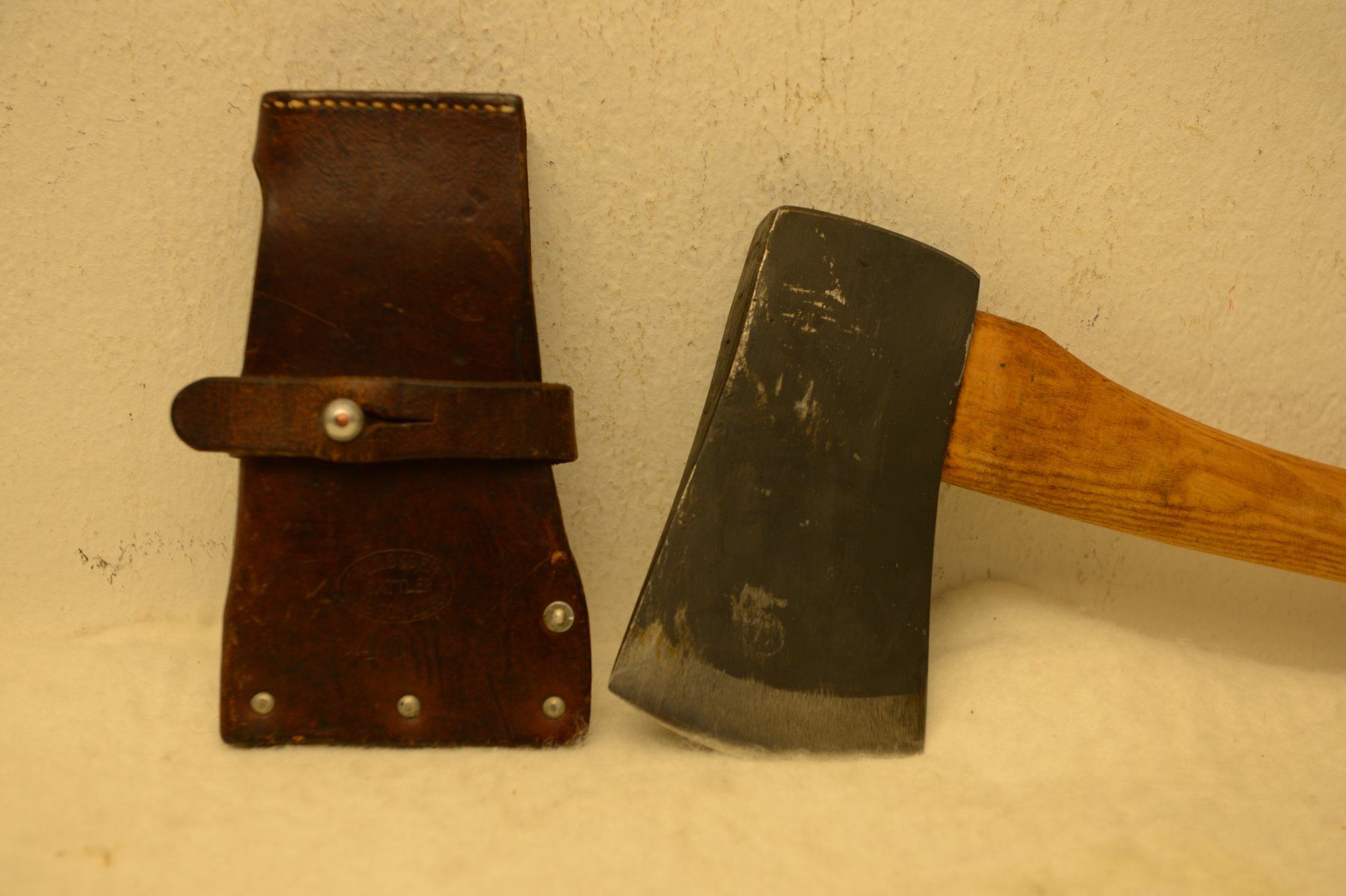 Armée suisse Tous les outils: Beil /Axt Schweizer Armee mit Leder Klingenschutz – D'occasion à Sachseln par Smatsch54 1