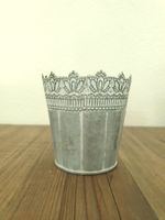 Blumentopf Blech mit Kränzli, grau Shabby Chic Landhaus NEU