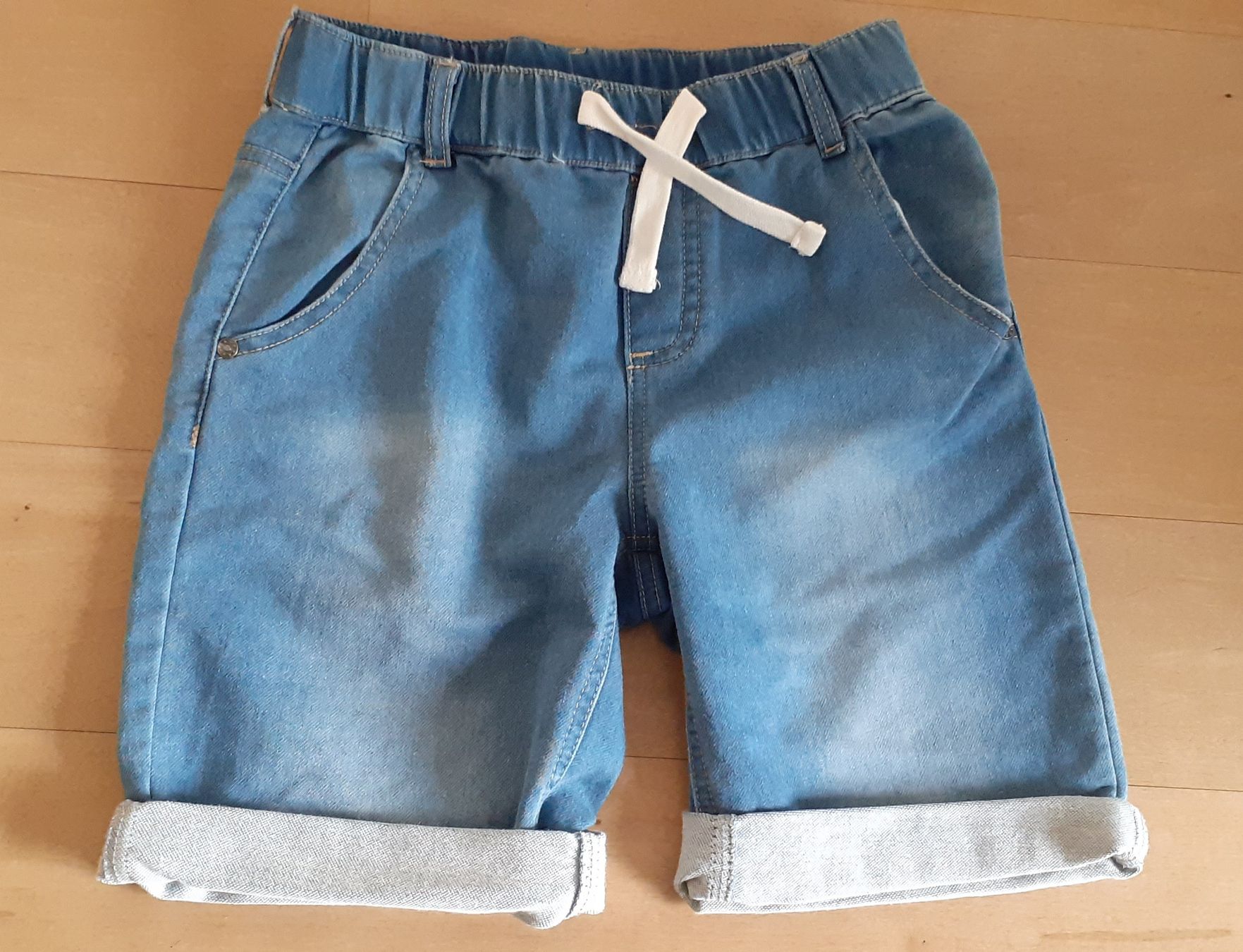 Pantaloni: Jeans Shorts Gr. 128 – Usato da Winterthur venduto da fabelwin