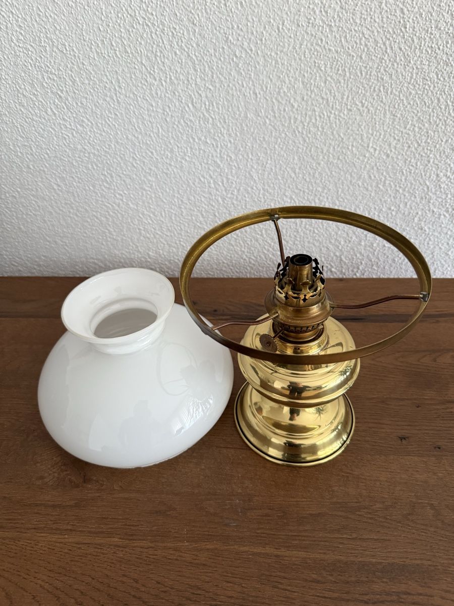 Lampade: Antike Lampe, Messingfuss mit Glasschirm – Usato da Hombrechtikon venduto da R-E 2