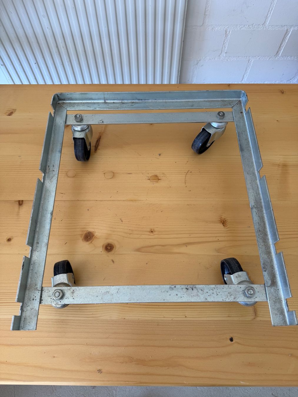 Koffer & Taschen: Rollbrett Metall mit 4 Rollen ca 52x46 cm – Gebraucht aus Duggingen von Ysvogel