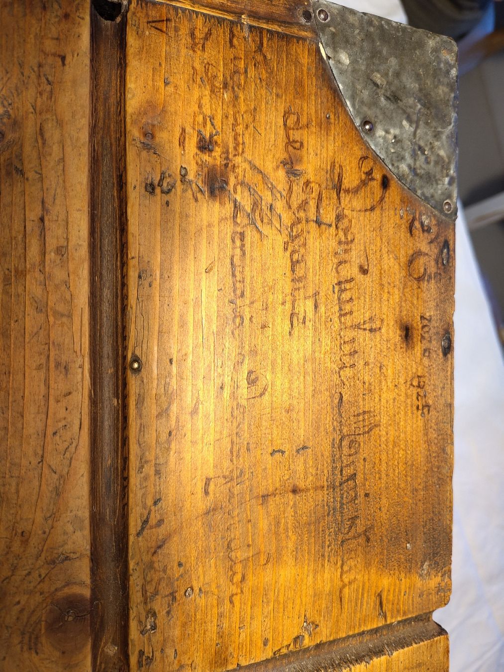 Transportkisten: Rustikale Holzkiste mit Beschlägen, Vintage Truhe – Gebraucht aus Biel/Bienne von DoNa82 5