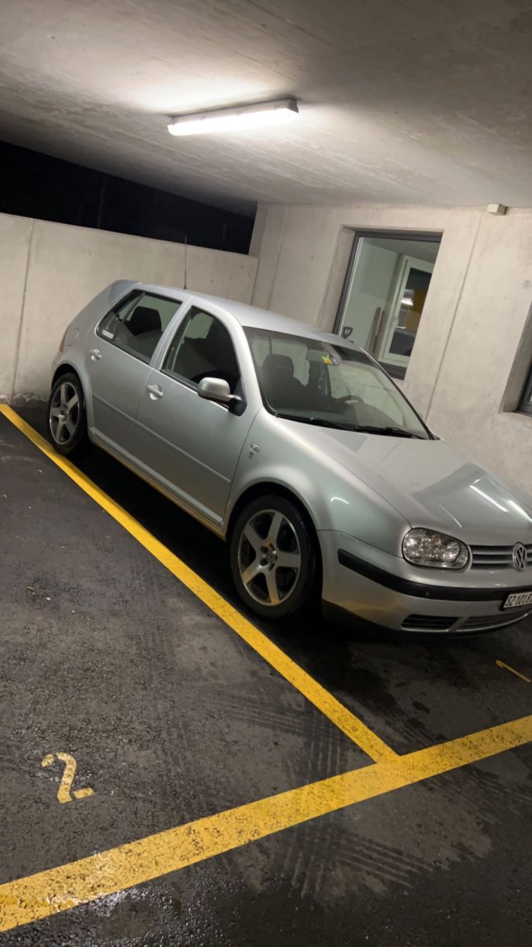 VW Autos: VW Golf grau met. – Defekt aus Freienbach von LlIiNnUuSs