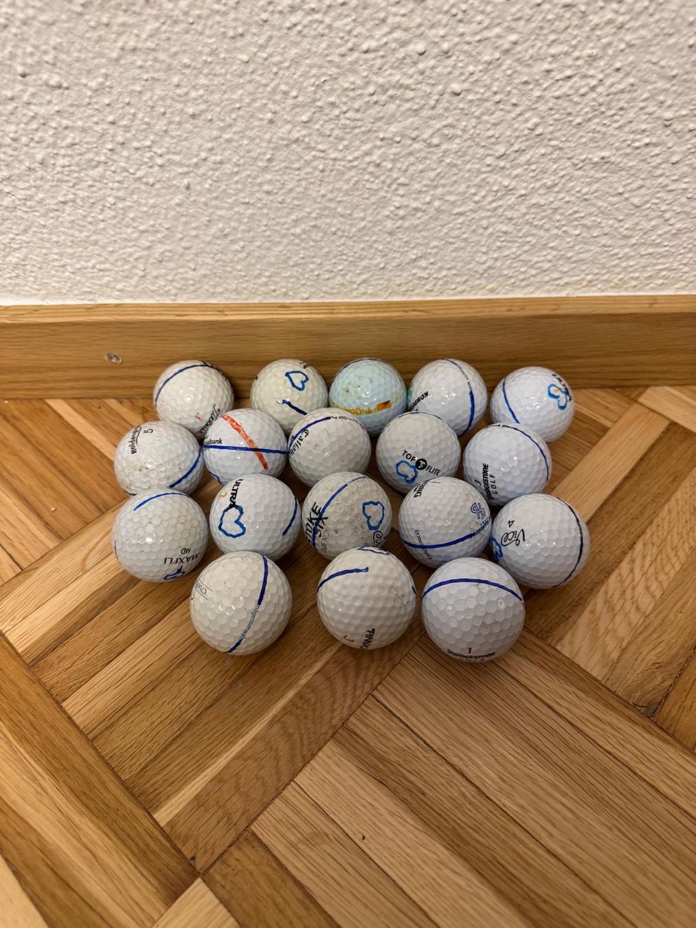 Palloni: 18 golf balls with distinctive drawings – Usato da Thalwil venduto da CamilleG01 1