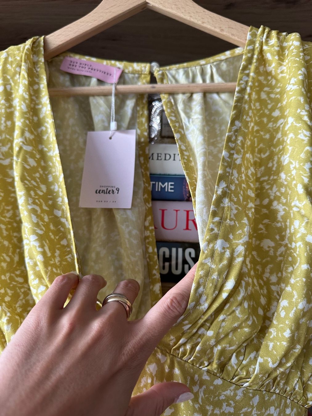 Kleider: Robe jaune blanc S New – Neu und originalverpackt aus La Croix (Lutry) von secondhandZara 2