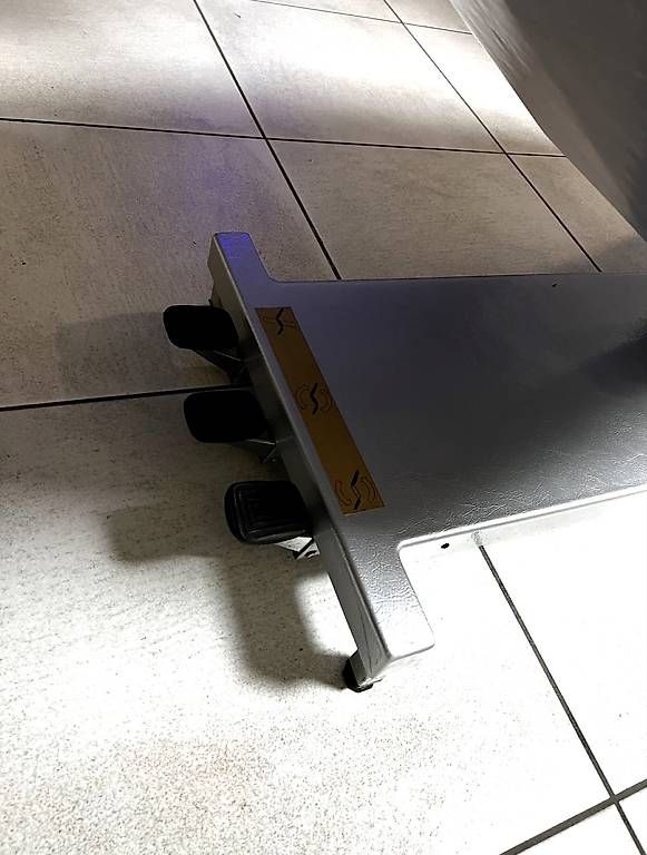 Fauteuils de soin: Kosmetik-/Behandlungsliege  – D'occasion à Basel par inf_9cp2 3