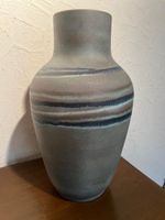 Keramik Vase, Graublau mit Streifen