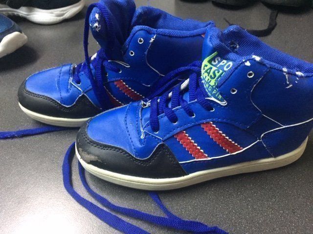 Schuhe für Jungen: Hohe Turnschuhe Sneakers Grösse ca. 27 – Gebraucht aus Emmen von Aribini 2