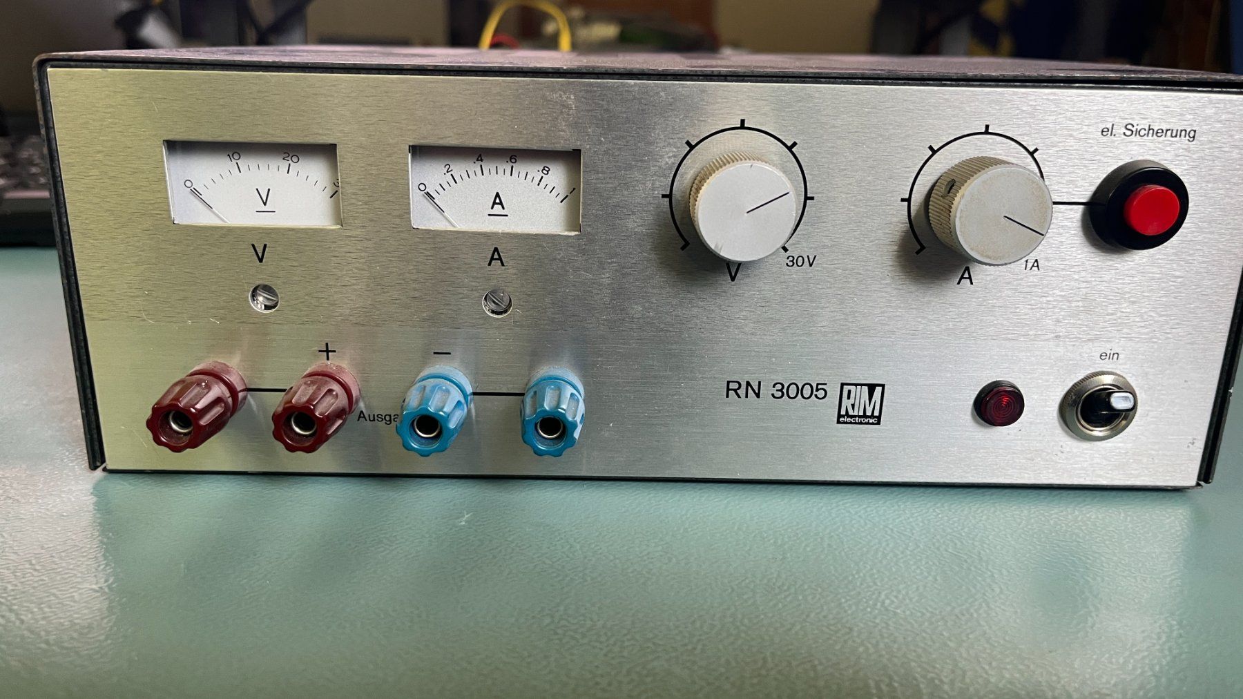 Componenti elettronici: Labornetzgerät 30 V / 1 A – Usato da Saland venduto da Michiwildberg 1