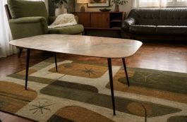 Eleganter Mid-Century Beistelltisch mit portugiesischem Rosa