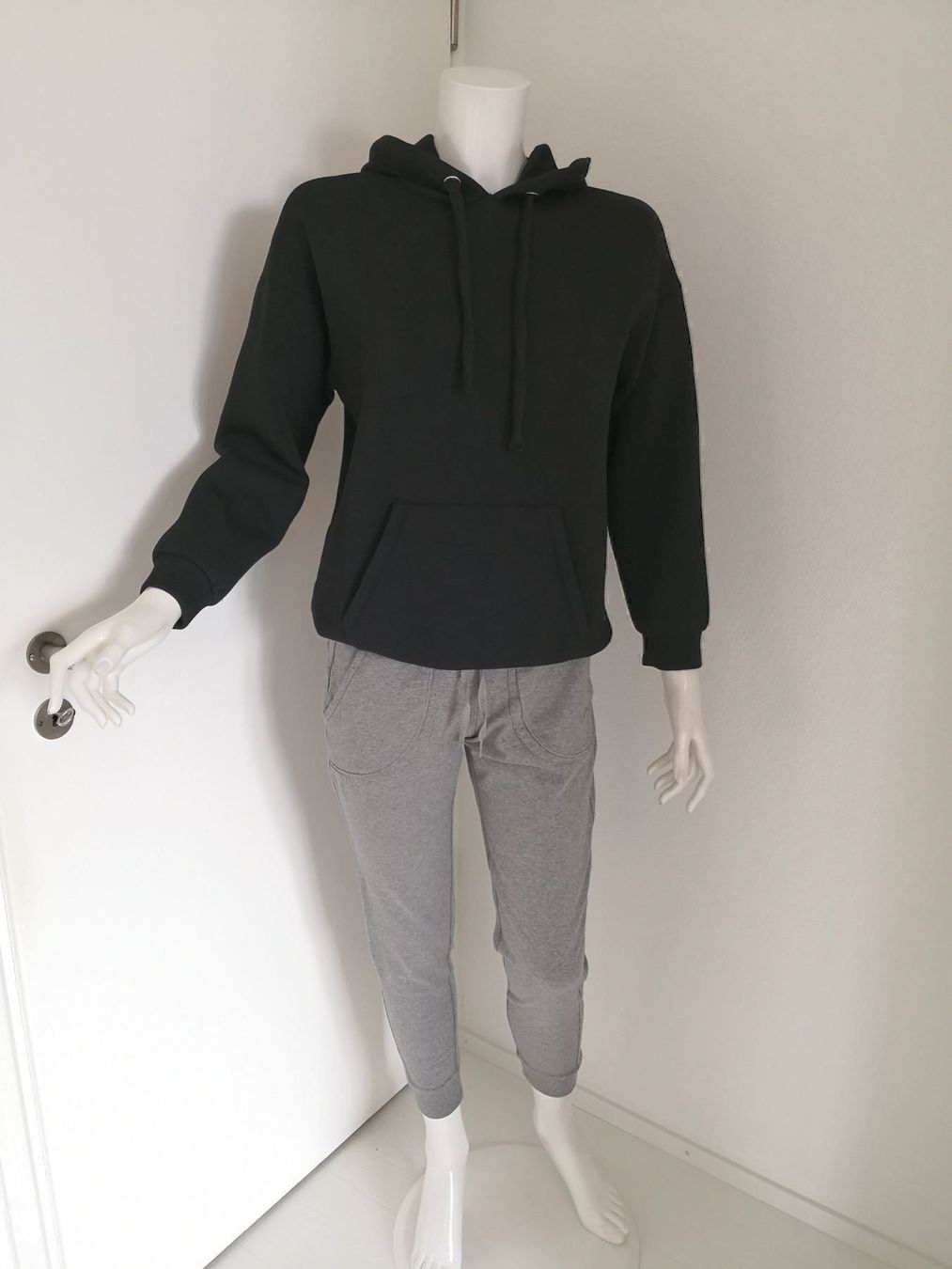 Mango Pulls & Sweat-shirts: 🤩MANGO HOODIE-PULLOVER SCHWARZ & ARMANI P. – Neuf (Voir description) à Olten par Naja-Twins-Twins 1