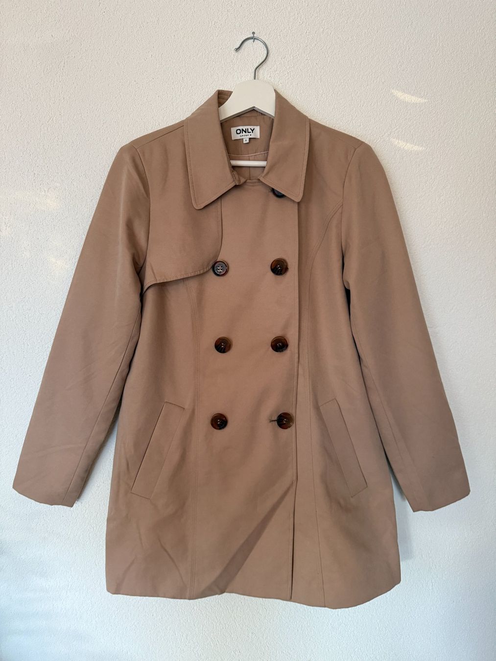 Only Cappotti: Only tan trench coat Size Small – Usato da Brunnen venduto da keusch19