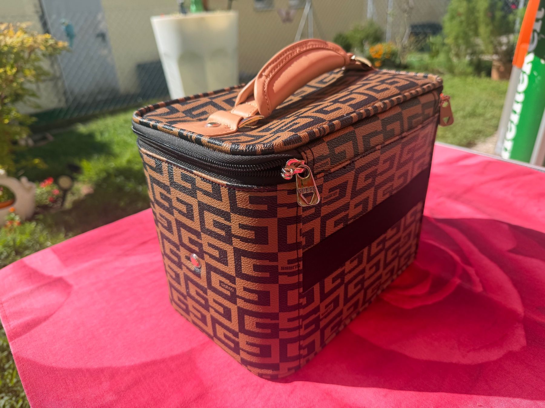 Guess Custodie per cosmetici: Guess - grosse Beauty Case - Neuwertig – Usato da Cugnasco venduto da tizianaq 2